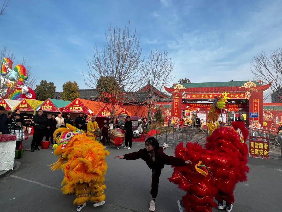 邓州这一路段人从众,交警出动…_灯光_商业街_游客