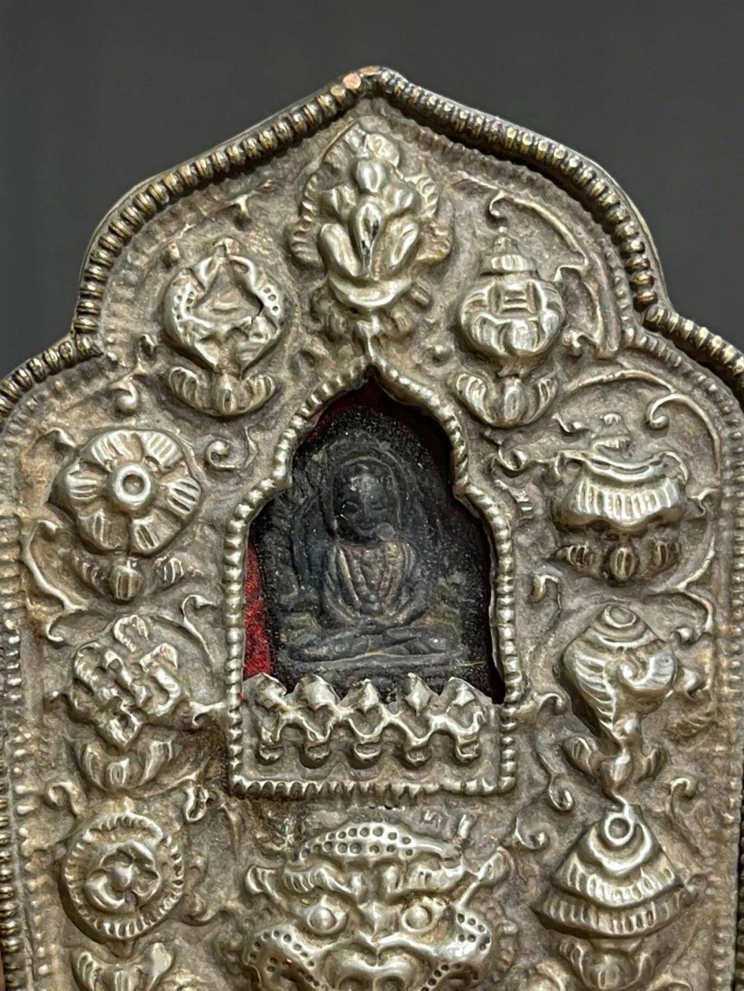 意思是"复制",指的是以模具压制的泥佛或泥塔,此组擦擦佛有一尊泥佛