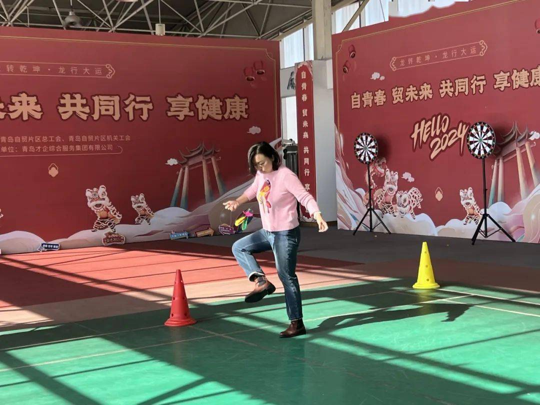 查看更多趣味活动在1分钟踢毽子裁判员的一声哨响下拉开序幕,毽球在