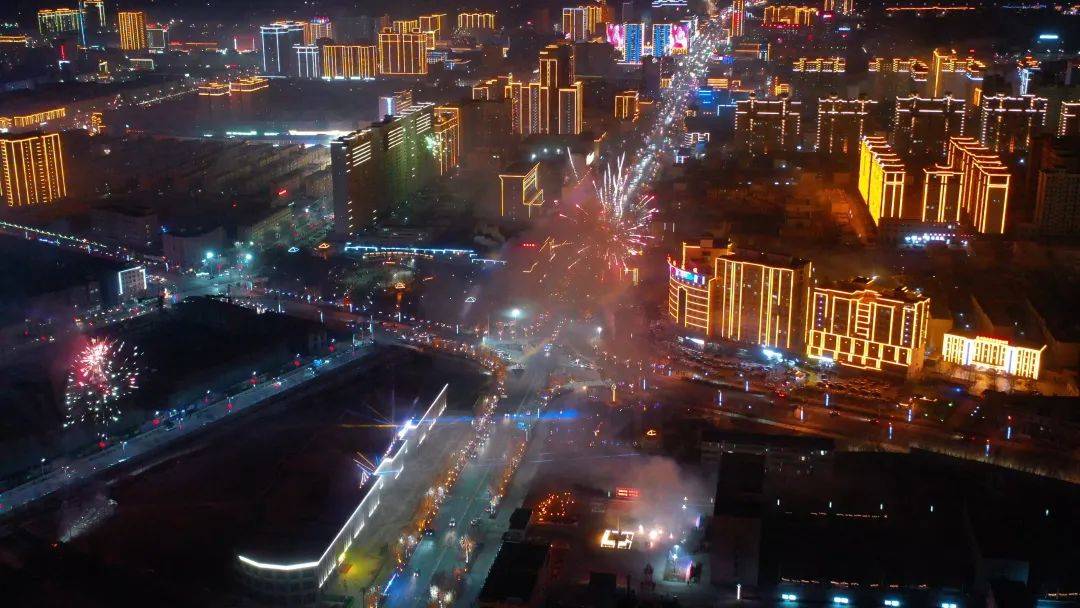 【网络中国节·春节】绚丽烟花迎新年_阿图什市_烟火_夜空