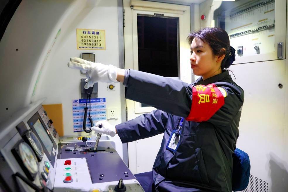 新春走基层|轨道列车司机驾驶室跨年_张鑫_乘客_重庆