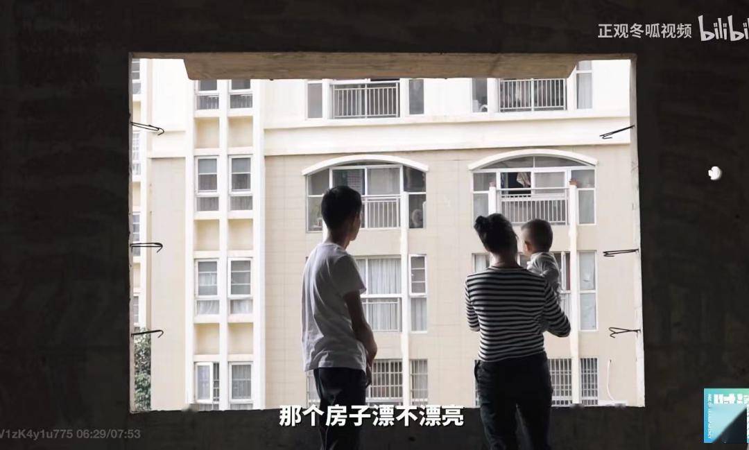 月供4000的烂尾楼生活:捡柴生火做饭,用水沟水洗漱,爬