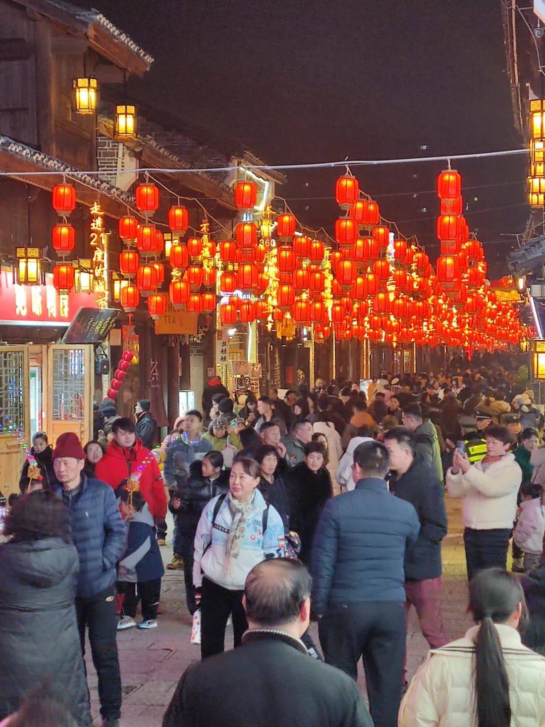 安顺老街春节氛围感拉满,市民争相打卡夜景和灯会