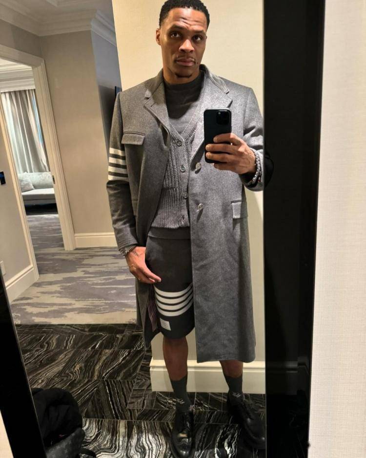 威少晒搞怪自拍组照:每个酒店都有一面镜子!_直播