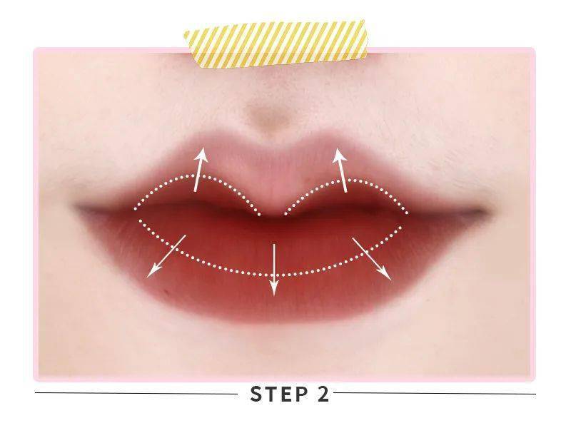 99选择浅色晕染出唇线;99遮瑕将唇边缘处理干净.