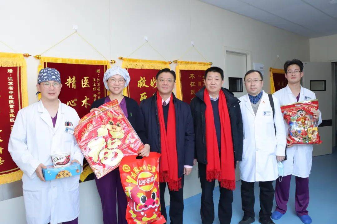 大年初一,院领导带队看望慰问坚守在一线的