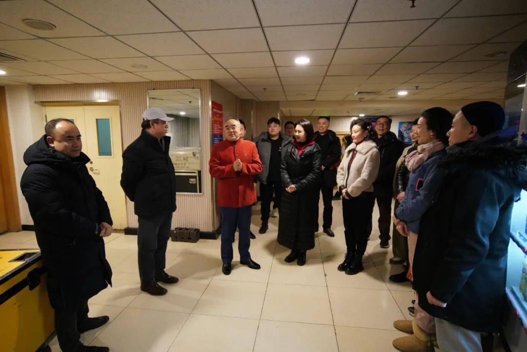 剧院党委书记杨洪义,院长刘侗,副院长朱甲,孙鹏,迟小秋,马胜民等领导