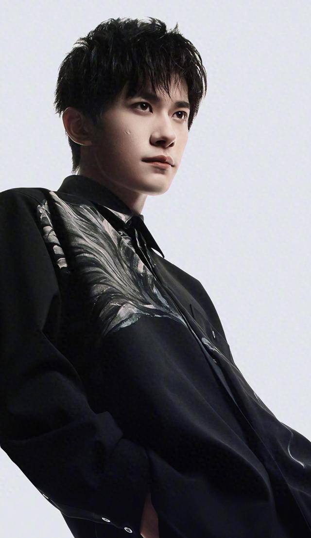 「tfboys」「新闻」240206 光芒四射,易烊千玺成emporio armani全球