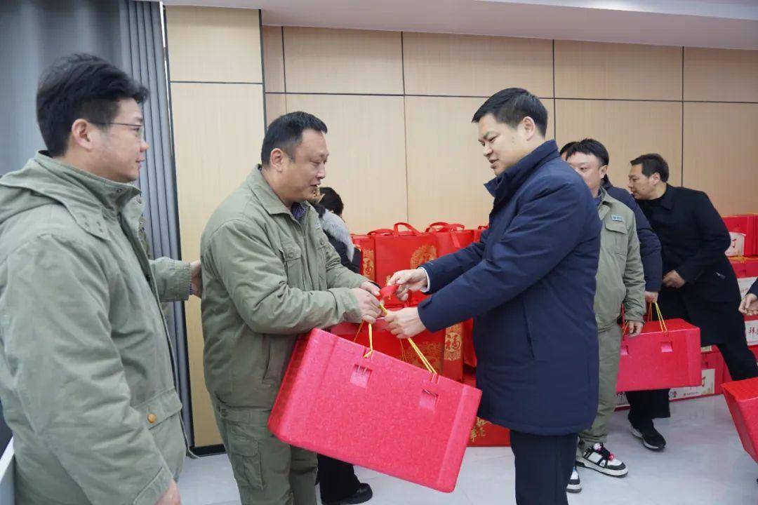 刘传钢,陈华看望慰问一线职工_当阳_雄风_全市