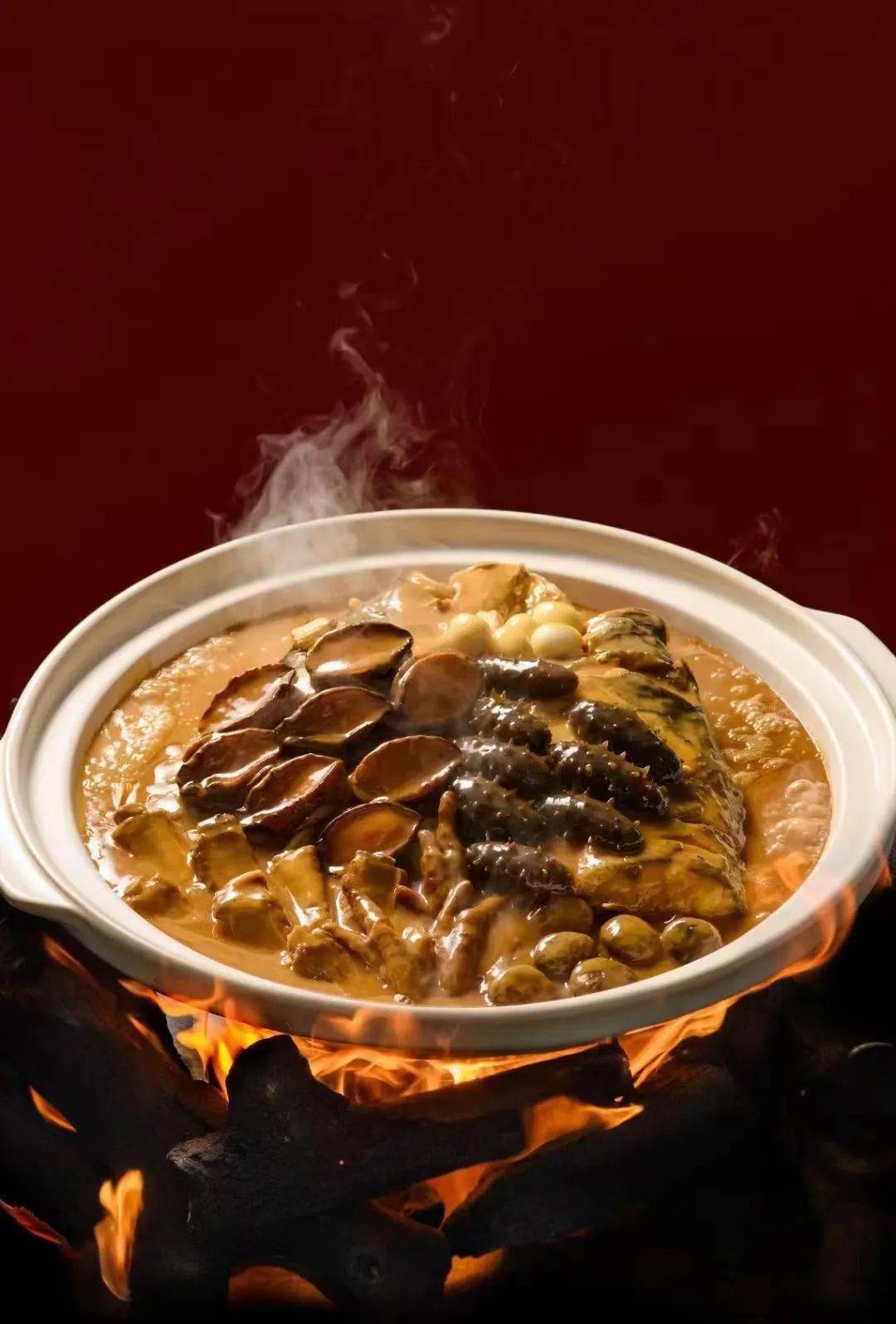 鱼头佛跳墙乳鸽的肉质鲜香细嫩,胸部饱满肥厚,鲜美的口感使其成为许多