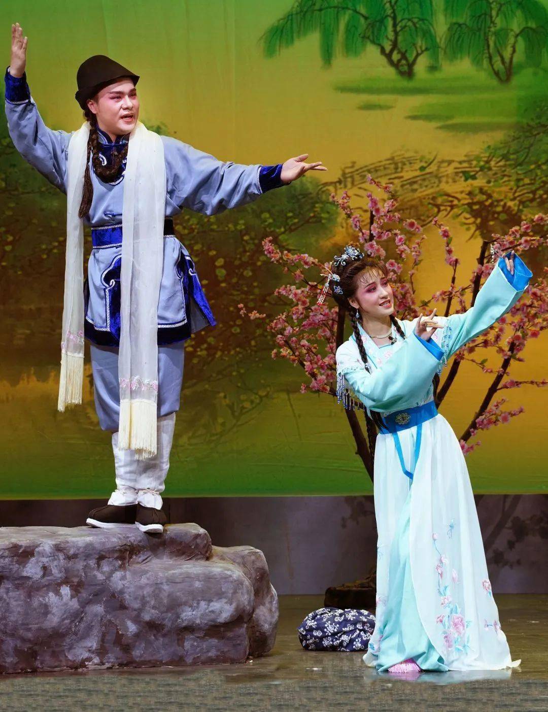 胡歌,唐嫣沪语合唱"排骨年糕"出圈,但是央视春晚上的!