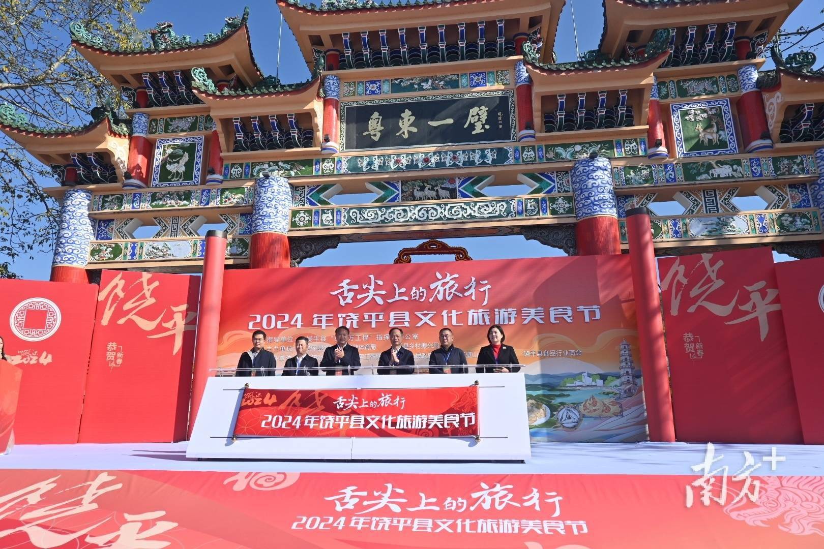 在石壁山风景区主干道一侧,21个乡村振兴产品展销摊位一字排开,柿饼