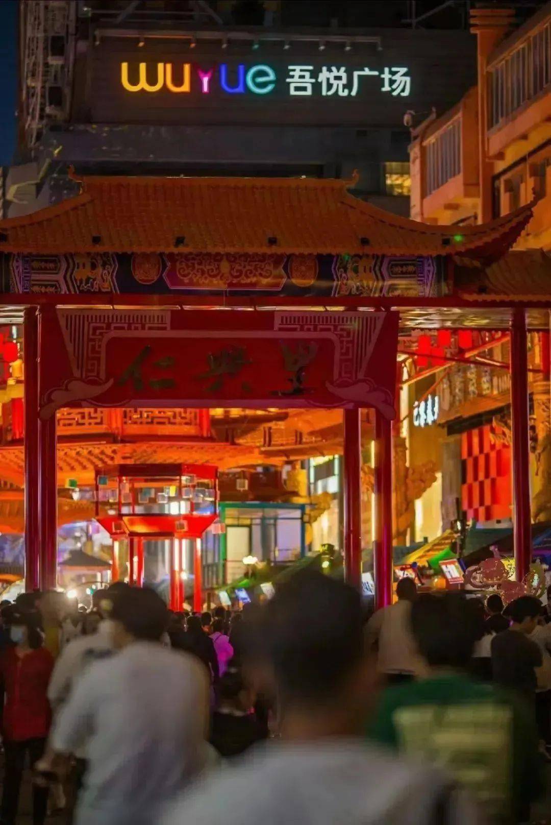 环视便会看到各地的特色美食了仰视你会看到长达6米的火凤凰平视你会