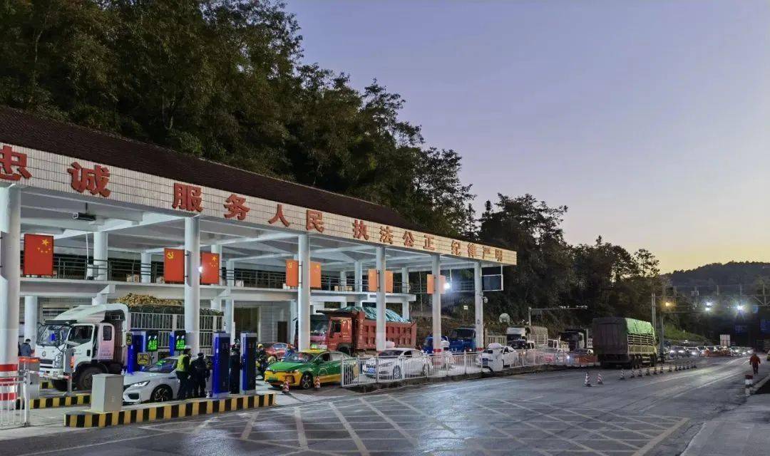 木康边境检查站执勤场晚高峰现场.