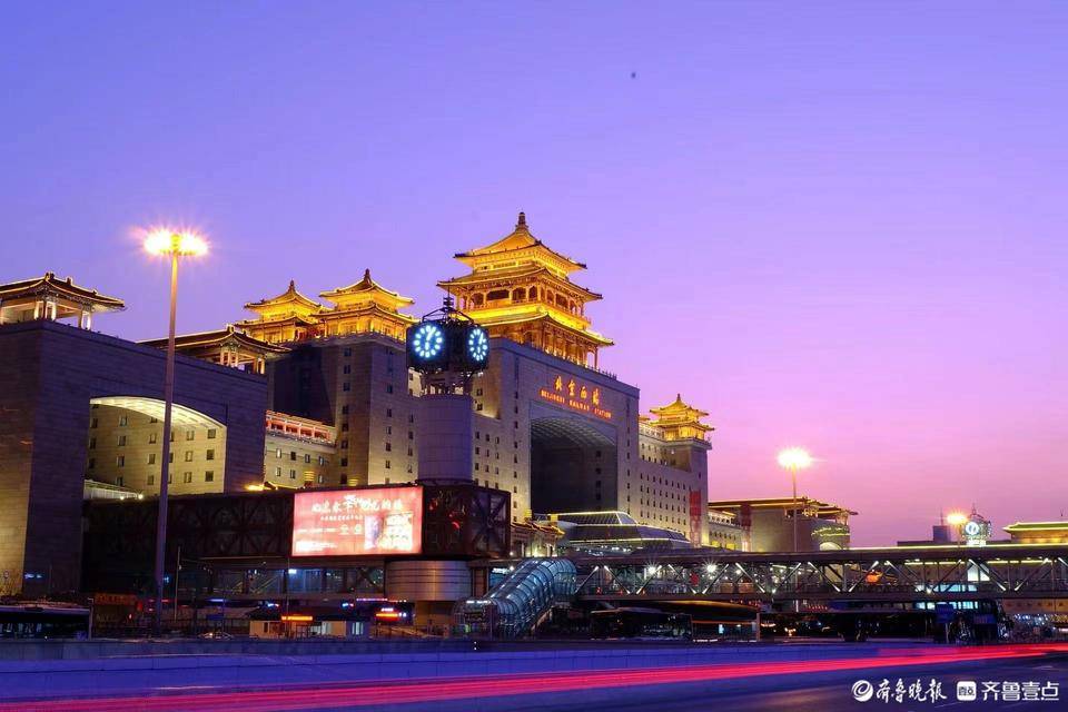 春节期间,北京西站景观灯亮了