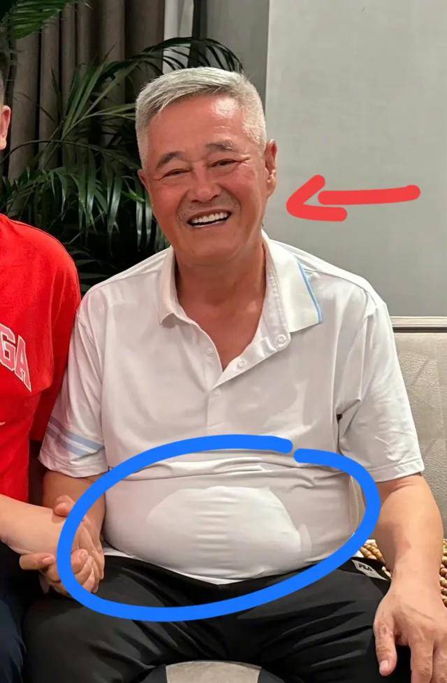 白衬衫黑裤子大肚子,一口牙齿成