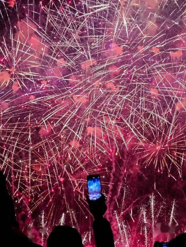 7万发烟花组成的汇演,充分展现蓬江侨乡人文特色,产业特点,发展成果