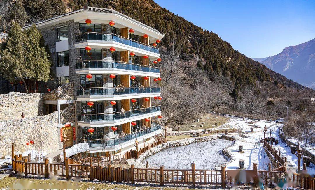 红灯笼高挂对联齐齐处处弥漫着新年的气息入住康家坪的特色民宿还可以