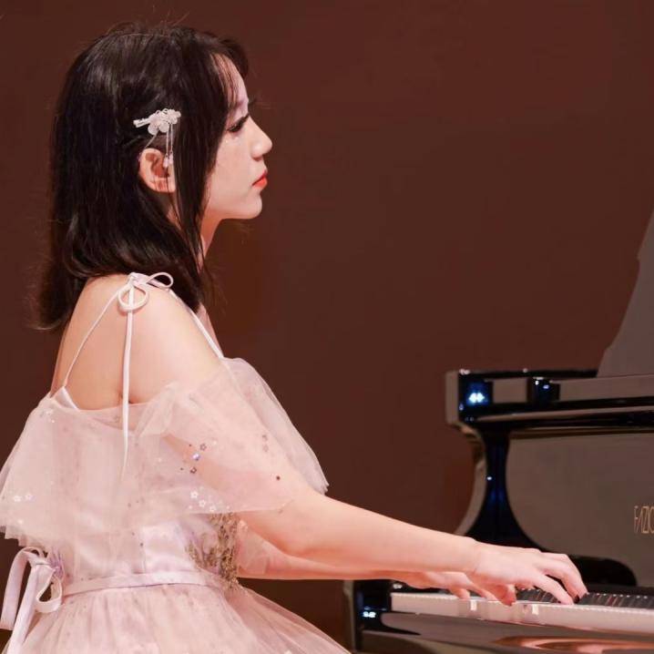 先后师从伍星博士,黄翔博士,童彤博士.