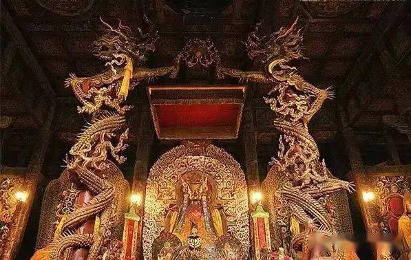 色泽艳丽龙雕形神兼备,气势磅礴殿堂金碧辉煌,银佛庄严肃穆成为大召的