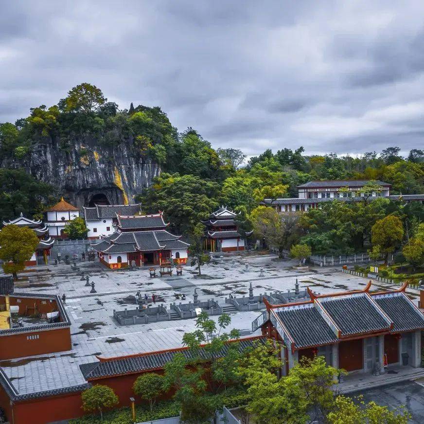 定光佛祖庙-狮岩传说中,狮岩景区是定光佛肉身修炼转世成佛之地,其