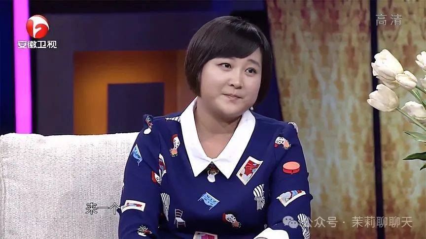 上图为2014年贾玲参加《非常静距离》,下图为2024年其参加新华社访谈