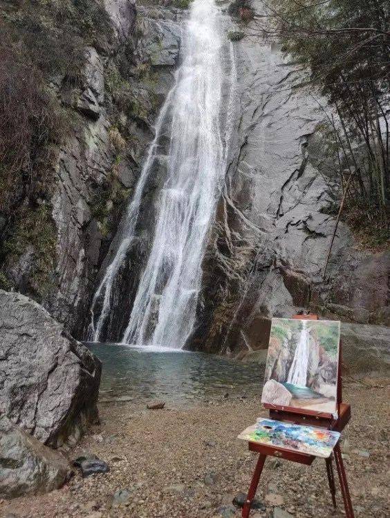 白水冲瀑布地处余姚市梁弄镇南,让贤村的村委会东面,每当雨季过后