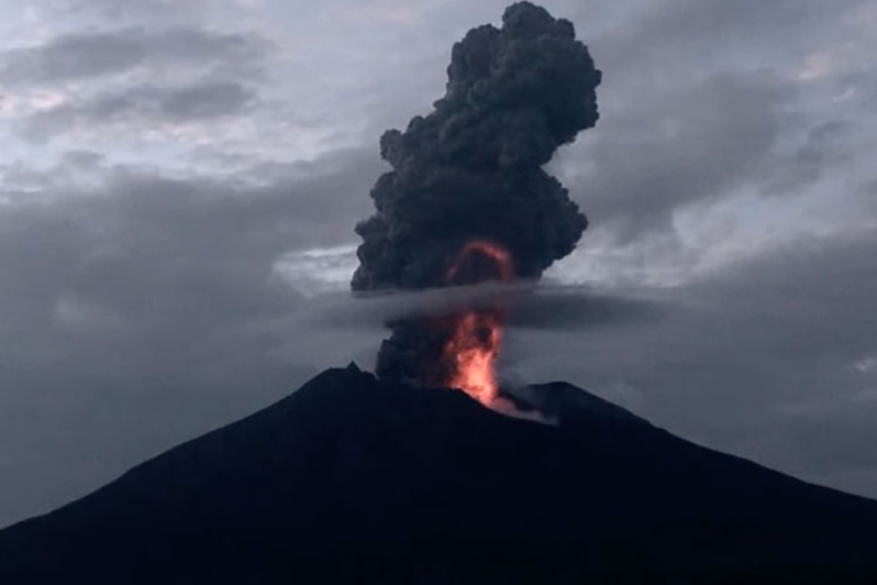 日本鹿儿岛县樱岛火山喷发 火山灰柱高度达5000米