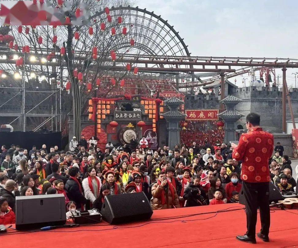 飛斧頂缸,氣功,武術,舞劍,甩鞭等特技演出吸引遊客駐足