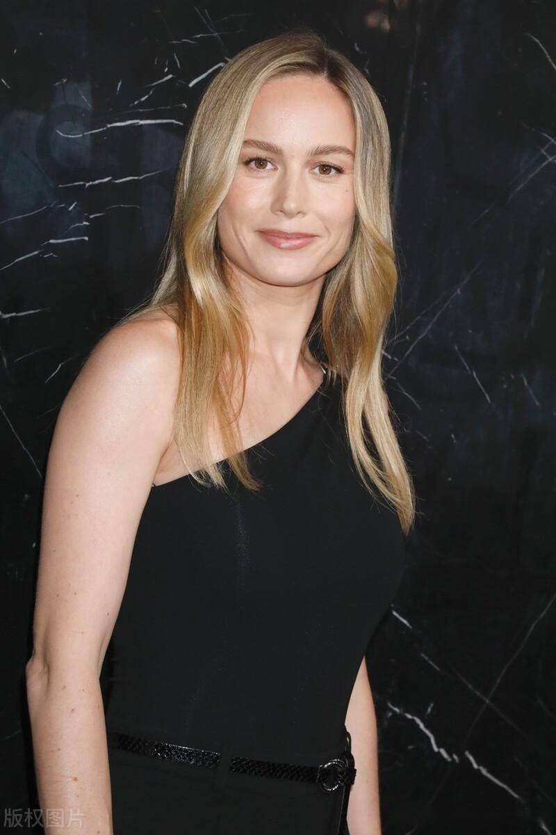 布丽-拉尔森现身michael kors秀场,斜肩背心配黑裤子