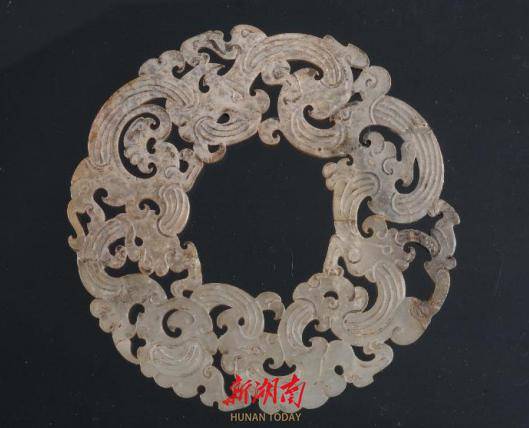 双面透雕龙凤纹玉环 西汉 1975长沙市咸嘉湖陡壁山1号墓出土 长沙博物