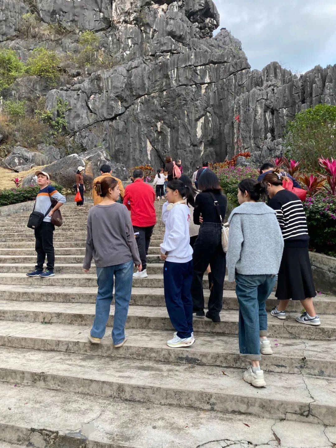 众多游客打卡阳春龙宫岩,石林景区_大年_秩序_美食