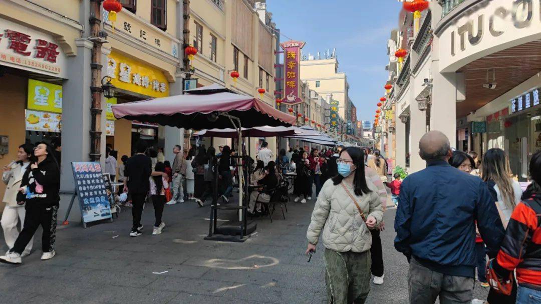 【请到广东过大年】新兴庙街春节人流增消费热_人气