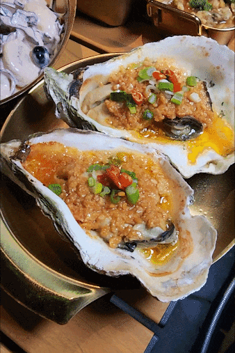 烤生蚝;牛羊肉串,把把烧,烤鸡皮,烤鱿鱼等烤串;热乎乎香喷喷的锡纸类