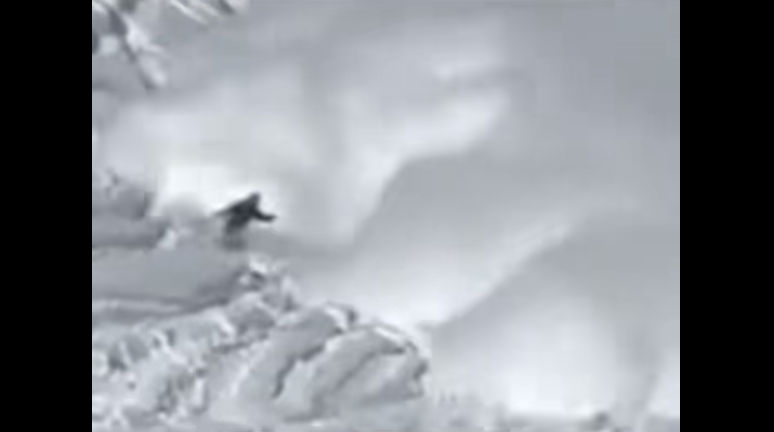 游客滑野雪引发雪崩！景区通报：4人被埋_喀纳斯_滑雪_管理