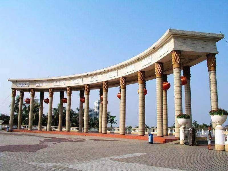 拼成的一幅世界地图广场地面是由红,褐,灰三色地砖浮雕描绘了湛江