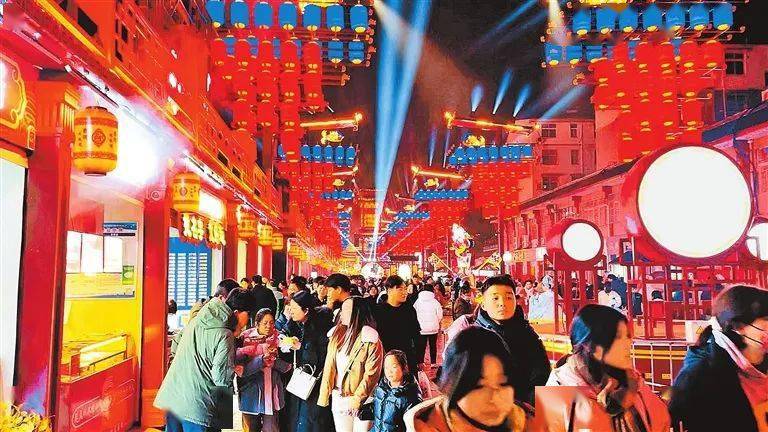 2月10日,许昌市曹魏古城灯火璀璨,人们赏花灯,逛古城,辞旧迎新,欢度
