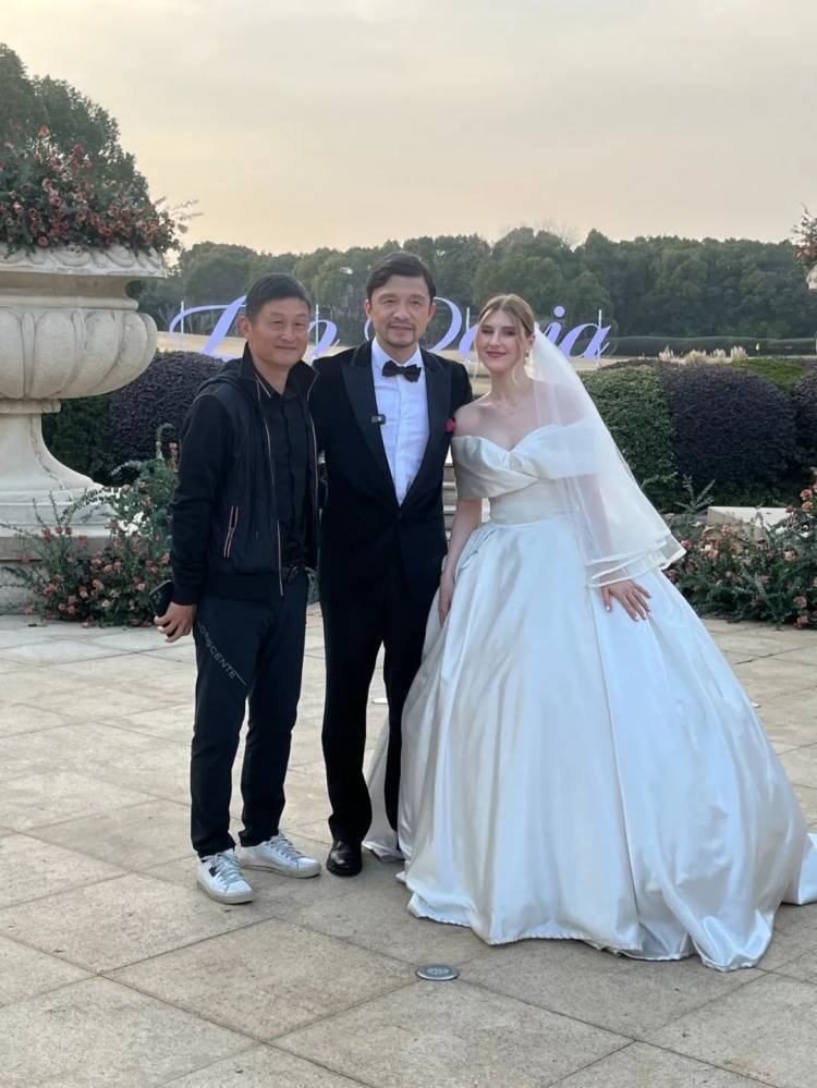 谢晖为妻子补办婚礼:此刻起将我的生命与我手中的她紧紧连在一起_生日
