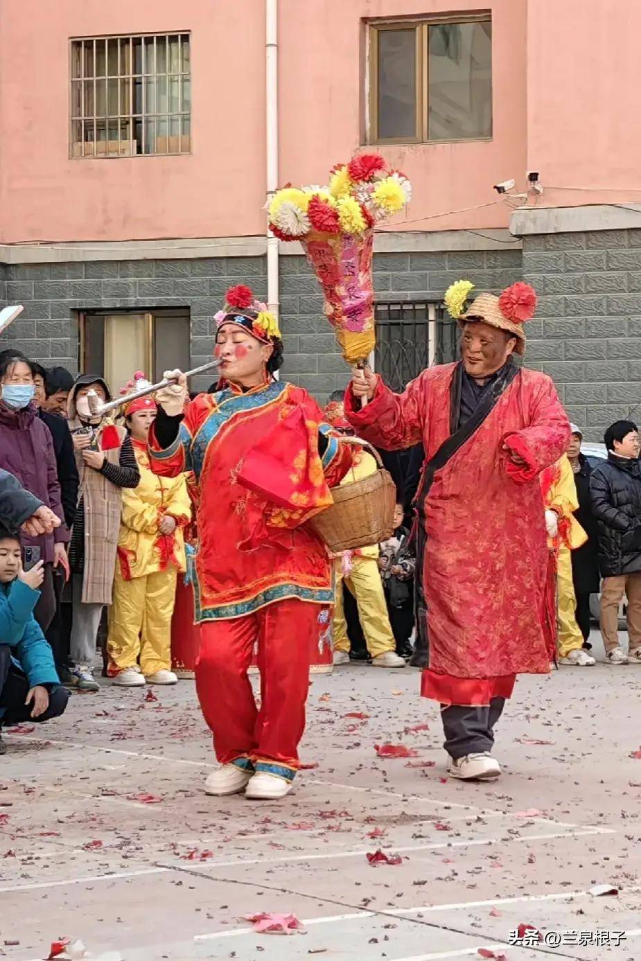 (兰州发哥摄)社火队伍所到之处,欢声笑语不断,人们纷纷涌上街头,山泉