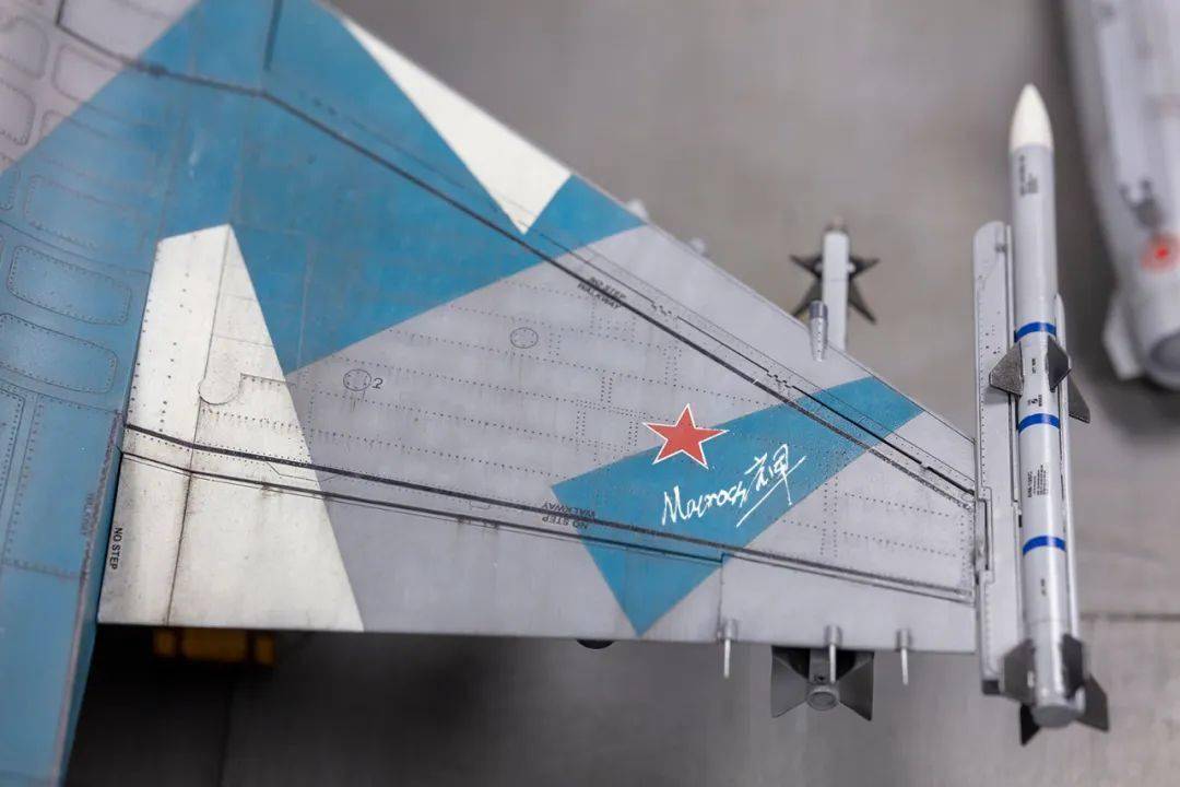 从模型制作的角度来看,macross辉先生展现了他深厚的制模技艺和对