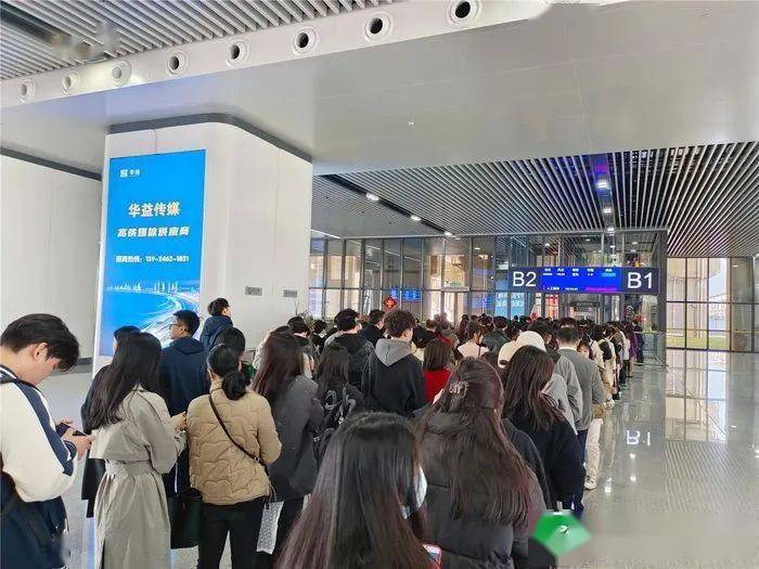 汕头南站,加开列车→_旅客_服务台_进站