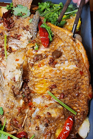 烤生蚝;牛羊肉串,把把烧,烤鸡皮,烤鱿鱼等烤串;热乎乎香喷喷的锡纸类