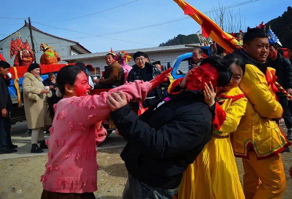 秦州区娘娘坝镇李子园柳林村的社火人气旺,场面大!_表演_秧歌_天水