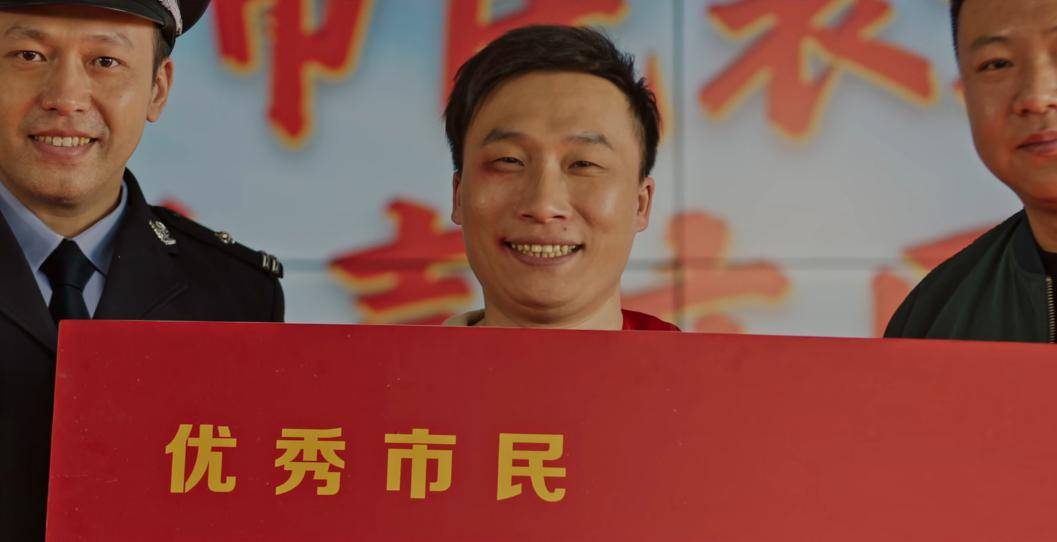 捡了电影道具,被警察追了一路,被知名影星揍了一顿……你说他干了啥?