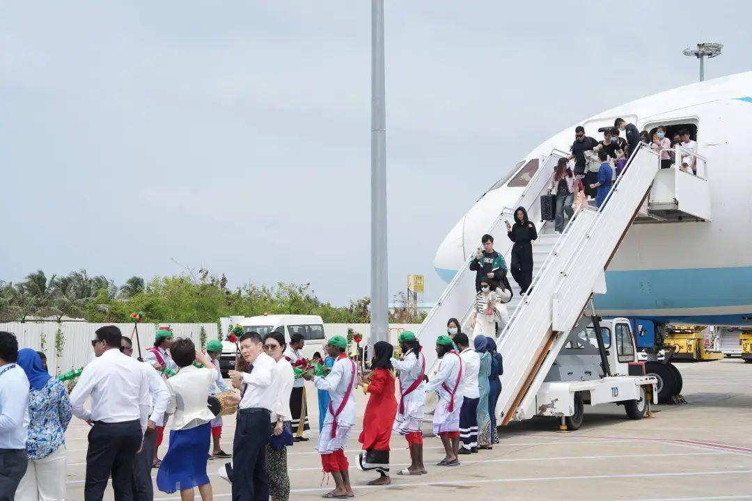 这是马尔代夫最受欢迎的舞蹈形式,舞者们身着传统服饰,随着激昂的鼓点