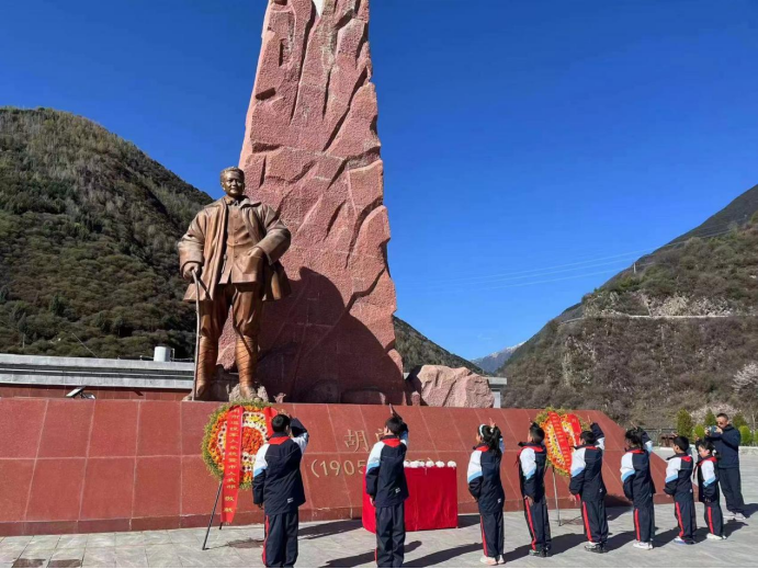 小学生在胡底革命烈士纪念广场举行活动贵州钱壮飞烈士陵园钱壮飞烈士