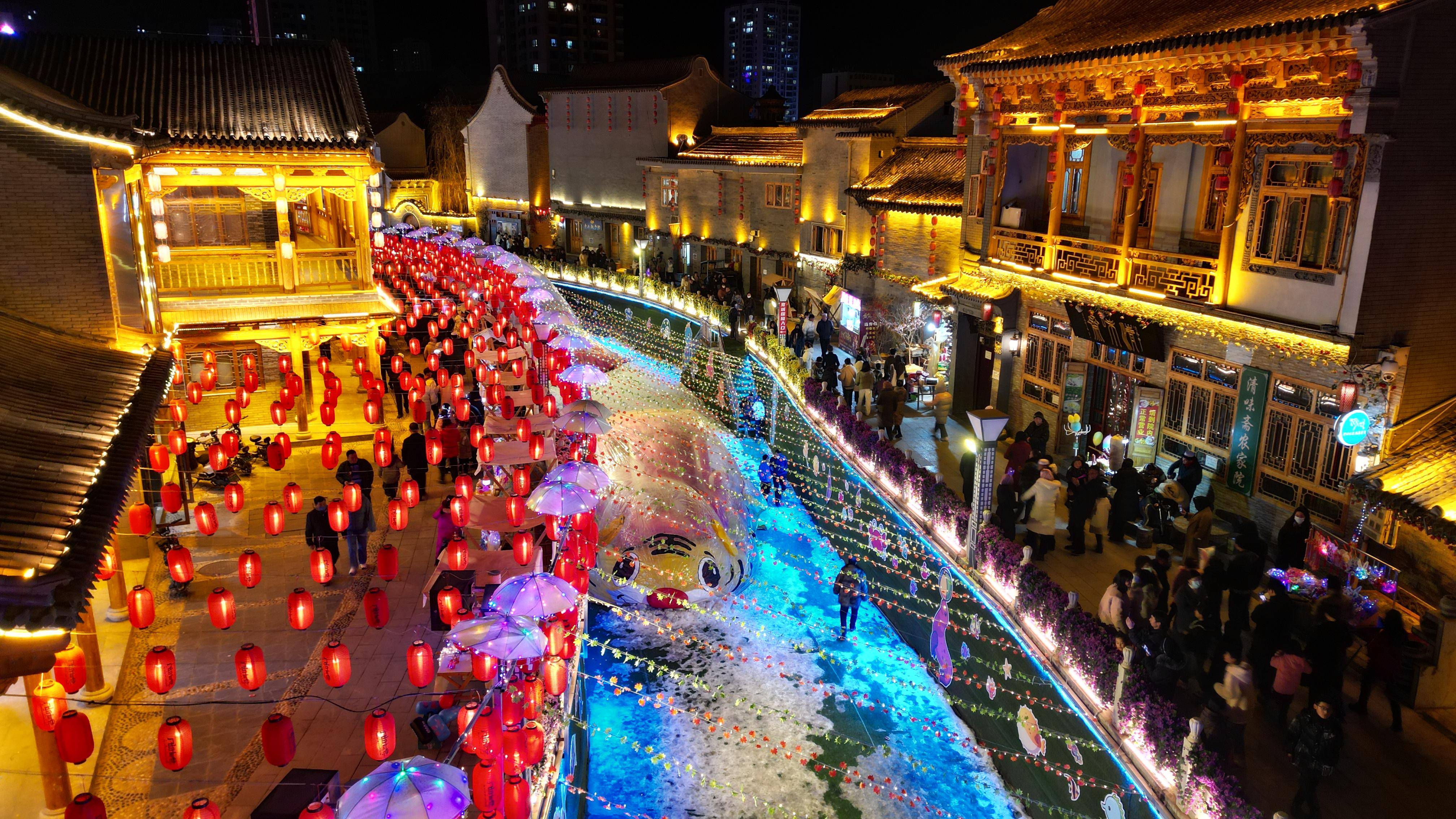 2月14日,游客在甘肃省临夏市八坊十三巷游览