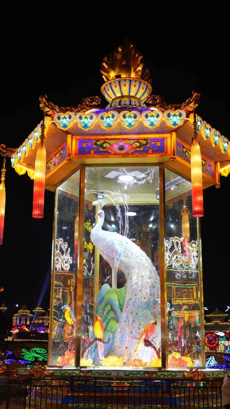 "宇宙第一灯会"又放大招!"恐龙扛狼"来了_自贡_灯组