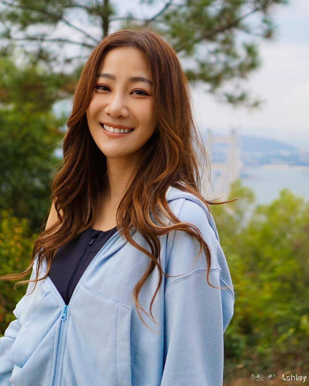 去年的时候,朱智贤选择离巢发展,对于这一决定,她表示是深思熟虑后的