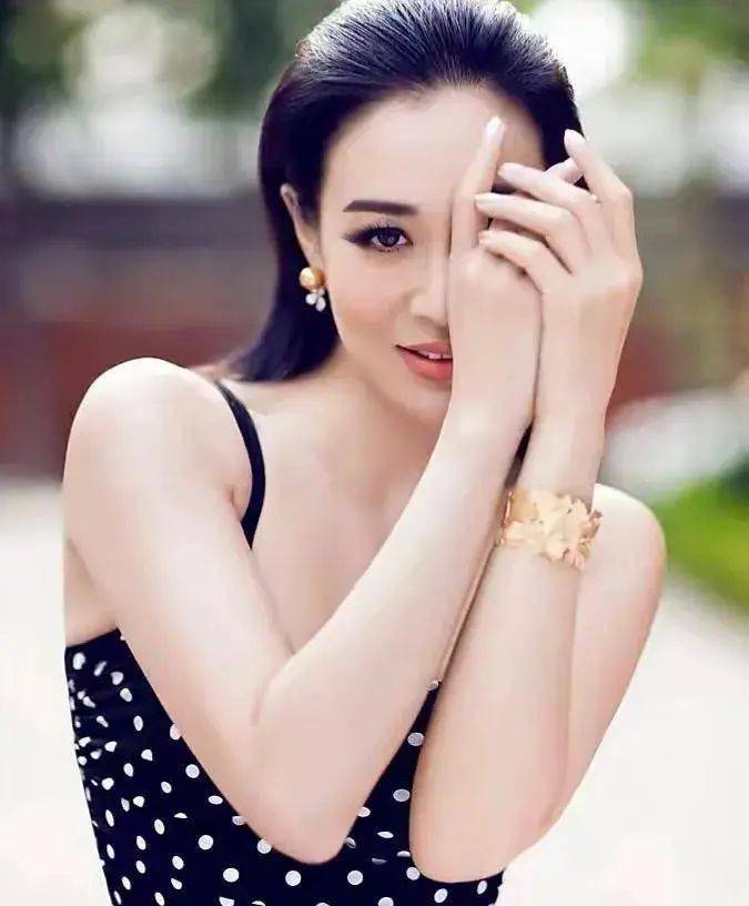 51岁钟丽缇皮肤细腻光滑,身材凹凸有致,是如何有效保养的_女神_秘籍